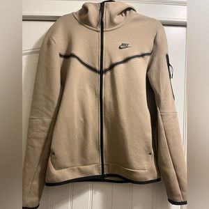 Gently Used Nike Tech